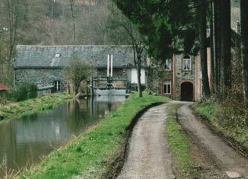 Foto van <p>Moulin du Pont-à-Smuid</p>, Arville (Saint-Hubert), Foto: Benoît Strépenne, 2002 | Database Belgische molens